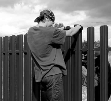 Удобный быстрый монтаж в Кызылорде забора из евроштакетника